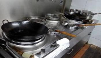 食堂燃?xì)庠罹? /> 
<h3>
	食堂燃?xì)庠罹?
</h3>
1、使用燃?xì)庠罹咔埃瑧?yīng)先檢查所有截門是否關(guān)閉，確認(rèn)無誤后，開啟總截門再進(jìn)行使用。<br />
2、操作時須嚴(yán)格執(zhí)行“火等氣”的原則，嚴(yán)禁先開氣后點火，以防爆燃。<br />
3、點火時，應(yīng)先點燃點火棒，再點燃長明火，由長明火點燃主火孔。嚴(yán)禁違章操作。<br />
4、間斷使用時，須先確認(rèn)長明火是否長明，如已熄滅，須按第三條重新操作。嚴(yán)禁盲目操作而發(fā)生燃?xì)庑孤丁?br />
5、使用完畢后，應(yīng)按程序先關(guān)小截門，再關(guān)中截門，最后關(guān)閉總截門。嚴(yán)禁只關(guān)總截門而不關(guān)中、小截門。<br />
6、凡使用者必須保持灶具設(shè)備干凈整潔、完好無損，發(fā)現(xiàn)問題及時報告。<br />
7、如發(fā)現(xiàn)燃?xì)庑孤兑⒓搓P(guān)閉總截門，迅速開窗通風(fēng)并及時報修。<br />
8、下班時，必須檢查所有燃?xì)饨亻T、電器開關(guān)是否關(guān)閉，確認(rèn)無誤后，方可下班離崗。<br />
<hr />
<img src=