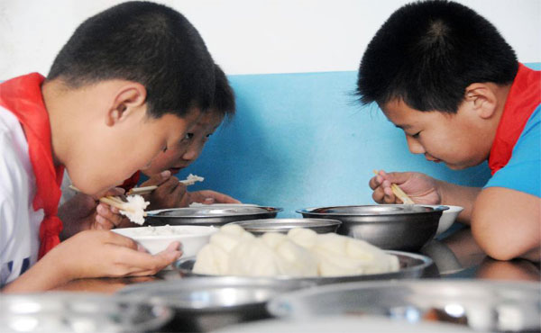 學(xué)生營(yíng)養(yǎng)餐配送變成了“問題餐”誰(shuí)來負(fù)責(zé)？